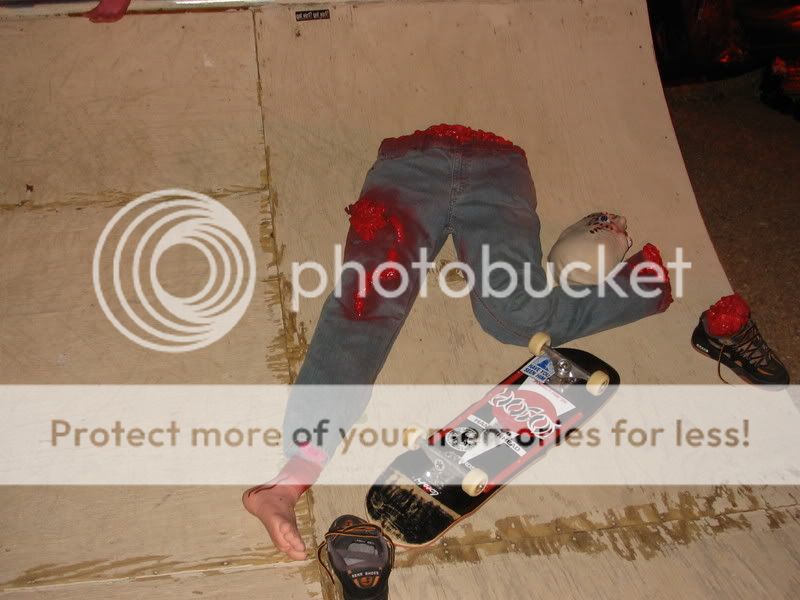 http://th114.photobucket.com/albums/n244/tallula_g/Bloody%20Good%20Halloween%2007/th_IMG_0767.jpg